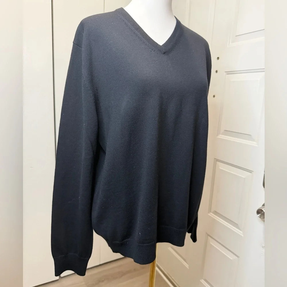 Banana Republic Men's Dark V-Neck Sweater